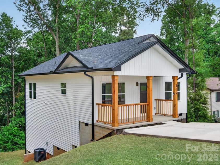 417 8th street Drive, Hickory, NC 28602.  MLS# CAR4393188, YatesRealty ID 32495. 