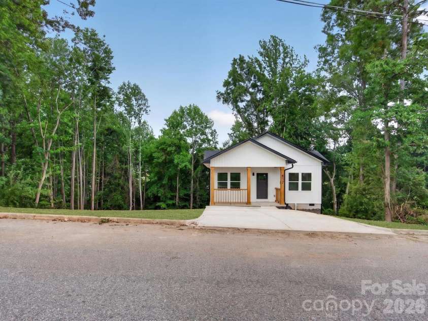 417 8th street Drive, Hickory, NC 28602.  MLS# CAR4393188, YatesRealty ID 32495. 