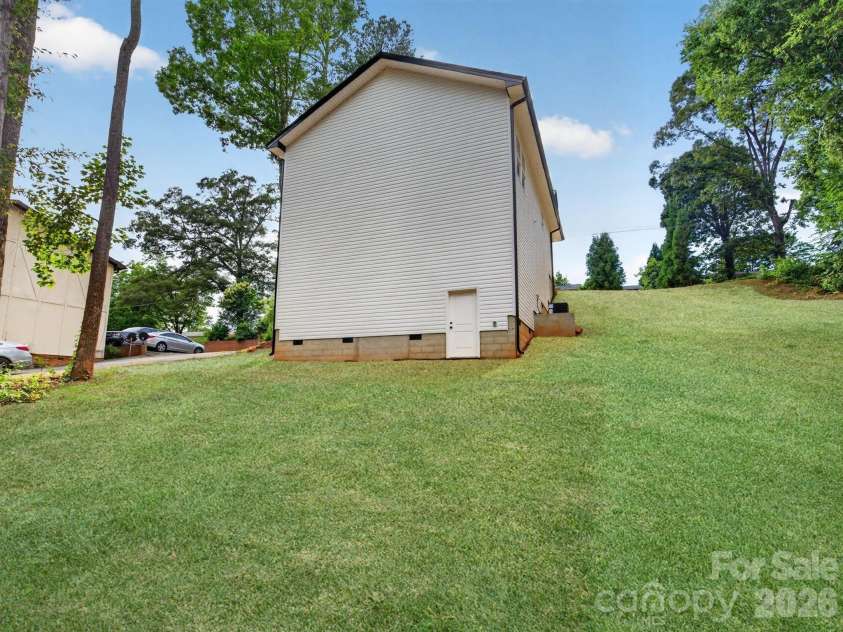 417 8th street Drive, Hickory, NC 28602.  MLS# CAR4393188, YatesRealty ID 32495. 