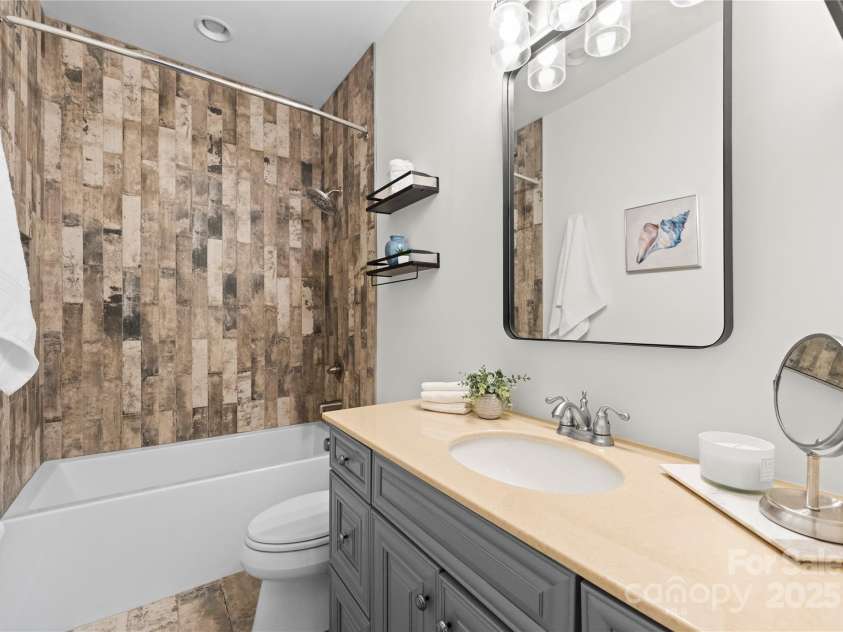 5401 Sunningdale Drive, Charlotte, NC 28277.  MLS# CAR4210451, YatesRealty ID 3250. 2nd Level - Bathroom 2