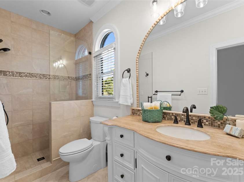 5401 Sunningdale Drive, Charlotte, NC 28277.  MLS# CAR4210451, YatesRealty ID 3250. Upstairs Bath !