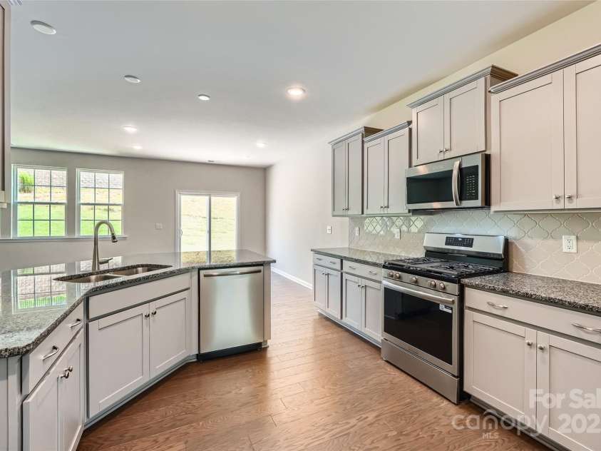 1039 Lookout Shoals Drive, Fort Mill, SC 29715.  MLS# CAR4292280, YatesRealty ID 32505. Kitchen  (example)