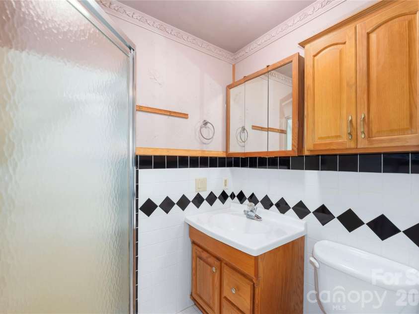 35 McKinney Road, Asheville, NC 28805.  MLS# CAR4380235, YatesRealty ID 32506. 