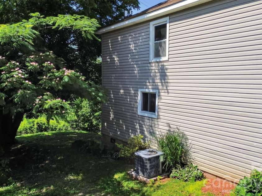 80 Ridge Street, Marion, NC 28752.  MLS# CAR4393698, YatesRealty ID 32507. 