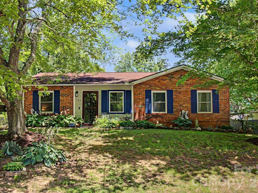 102 Wicklow Drive, Asheville, NC 28806.  MLS# CAR4394225, YatesRealty ID 32508. 