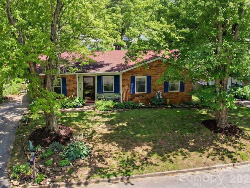 102 Wicklow Drive, Asheville, NC 28806.  MLS# CAR4394225, YatesRealty ID 32508. 