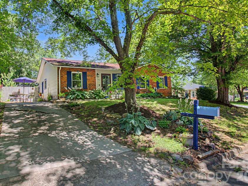 102 Wicklow Drive, Asheville, NC 28806.  MLS# CAR4394225, YatesRealty ID 32508. 