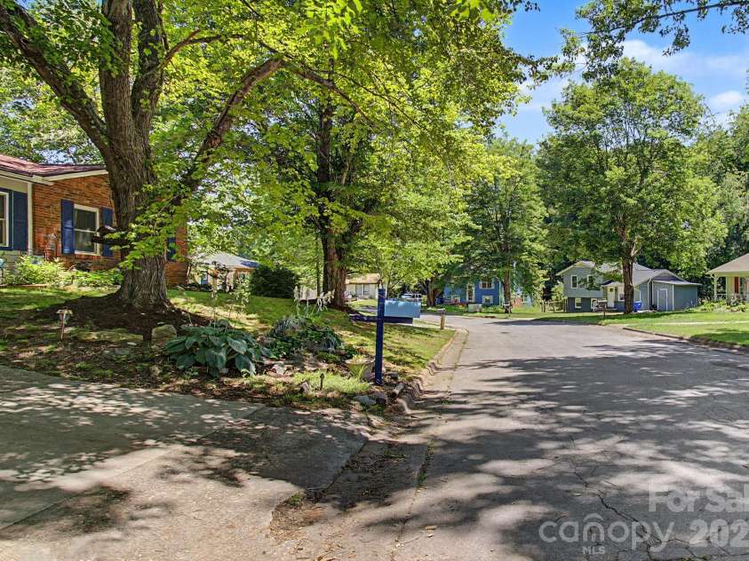 102 Wicklow Drive, Asheville, NC 28806.  MLS# CAR4394225, YatesRealty ID 32508. 