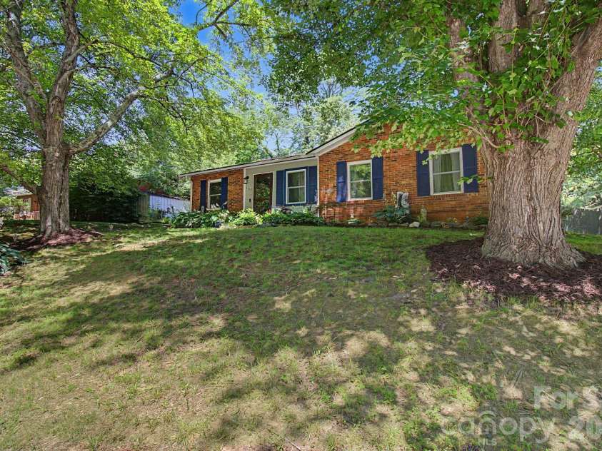 102 Wicklow Drive, Asheville, NC 28806.  MLS# CAR4394225, YatesRealty ID 32508. 