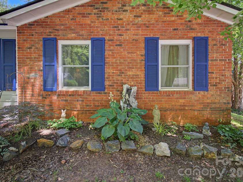 102 Wicklow Drive, Asheville, NC 28806.  MLS# CAR4394225, YatesRealty ID 32508. 