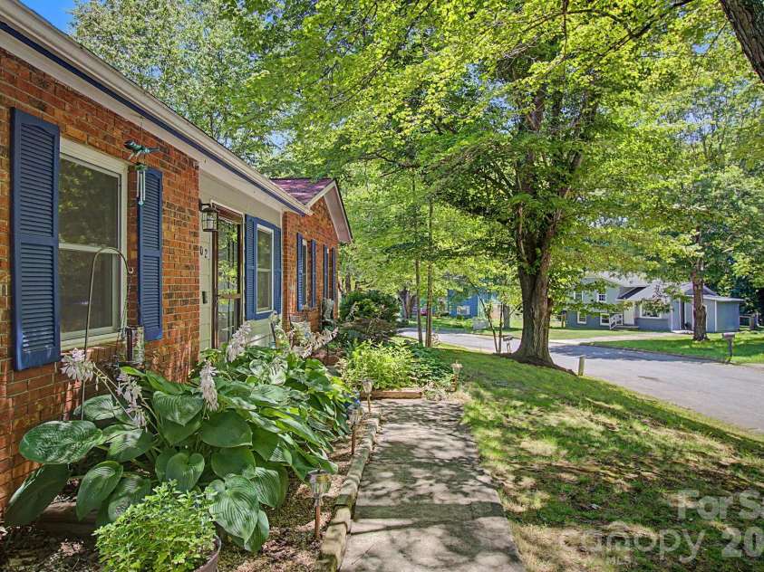 102 Wicklow Drive, Asheville, NC 28806.  MLS# CAR4394225, YatesRealty ID 32508. 