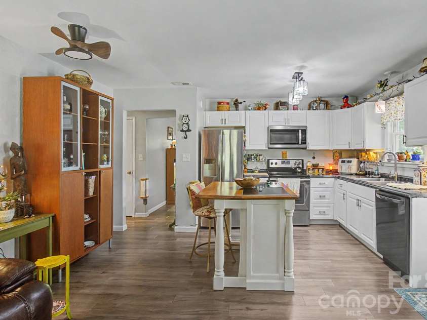 102 Wicklow Drive, Asheville, NC 28806.  MLS# CAR4394225, YatesRealty ID 32508. 