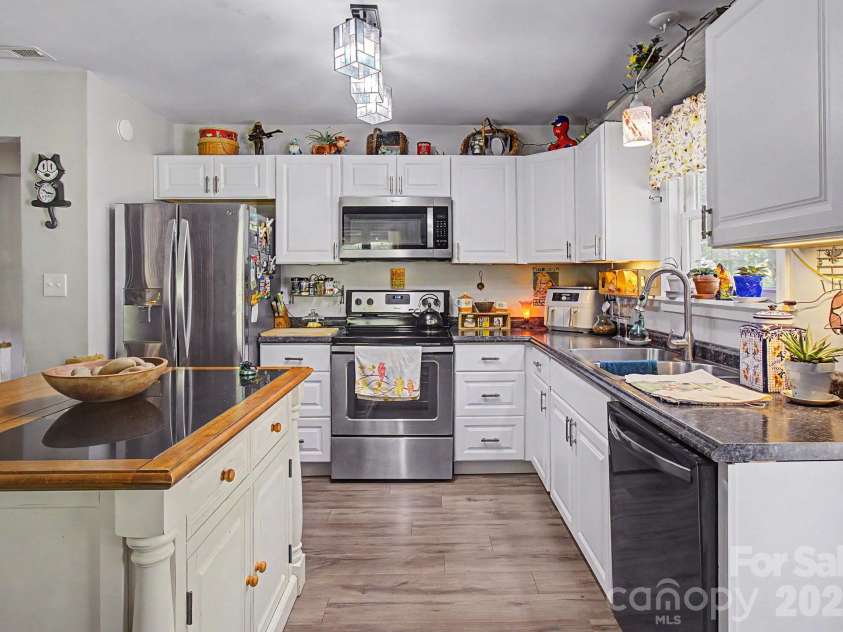 102 Wicklow Drive, Asheville, NC 28806.  MLS# CAR4394225, YatesRealty ID 32508. 