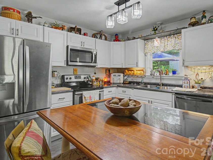 102 Wicklow Drive, Asheville, NC 28806.  MLS# CAR4394225, YatesRealty ID 32508. 