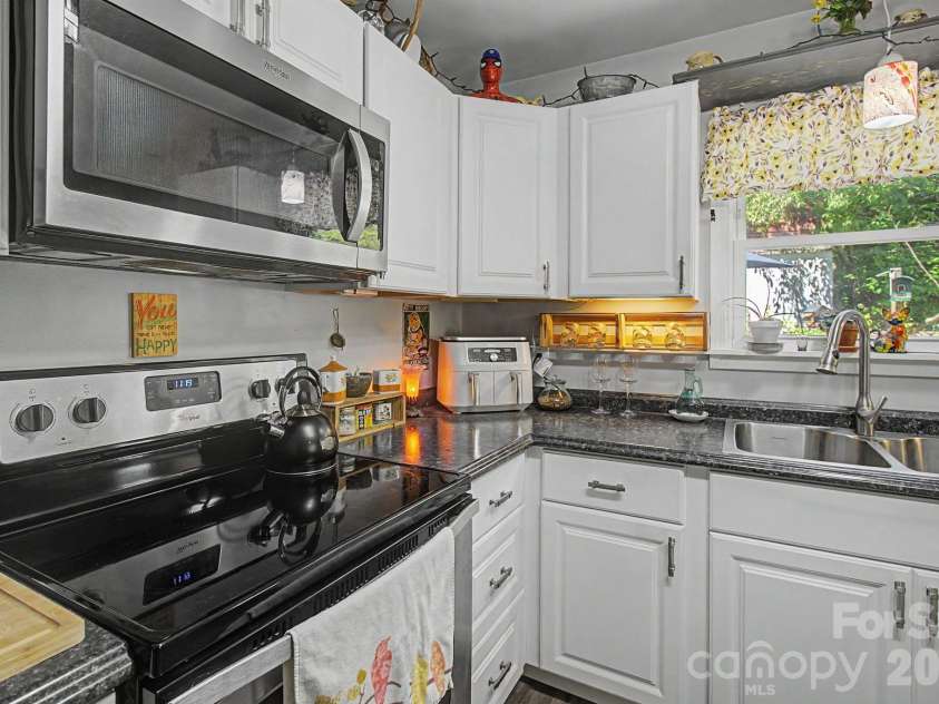 102 Wicklow Drive, Asheville, NC 28806.  MLS# CAR4394225, YatesRealty ID 32508. 