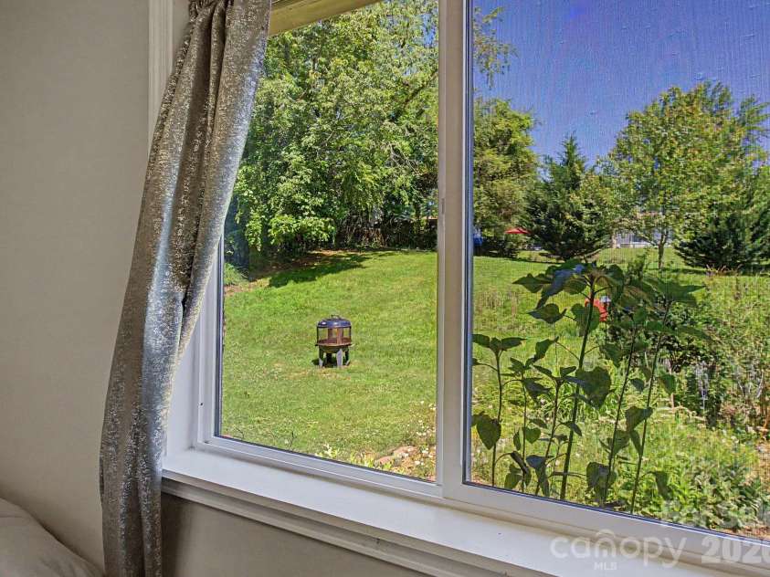 102 Wicklow Drive, Asheville, NC 28806.  MLS# CAR4394225, YatesRealty ID 32508. 