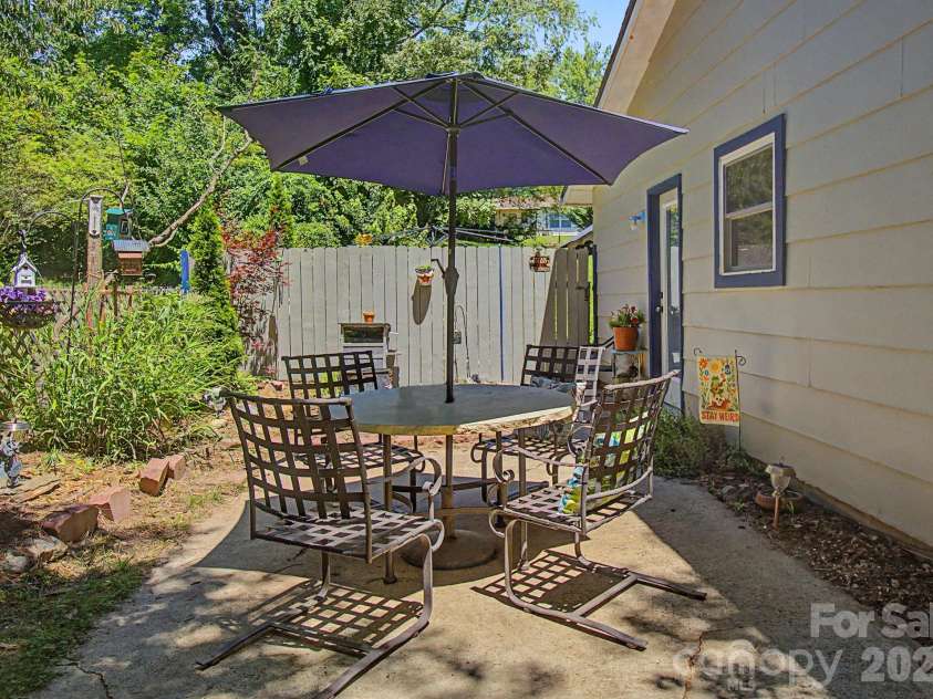 102 Wicklow Drive, Asheville, NC 28806.  MLS# CAR4394225, YatesRealty ID 32508. 