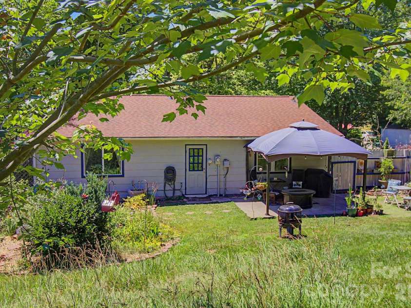 102 Wicklow Drive, Asheville, NC 28806.  MLS# CAR4394225, YatesRealty ID 32508. 
