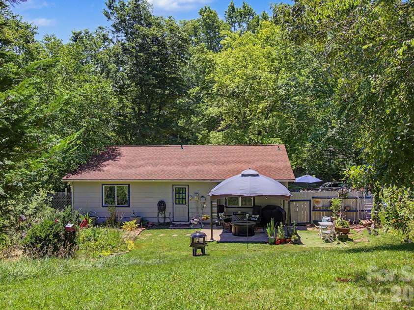 102 Wicklow Drive, Asheville, NC 28806.  MLS# CAR4394225, YatesRealty ID 32508. 