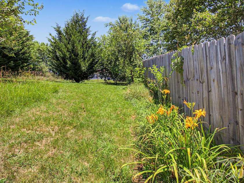 102 Wicklow Drive, Asheville, NC 28806.  MLS# CAR4394225, YatesRealty ID 32508. 