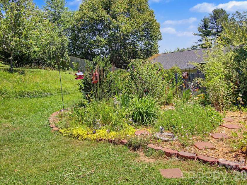 102 Wicklow Drive, Asheville, NC 28806.  MLS# CAR4394225, YatesRealty ID 32508. 