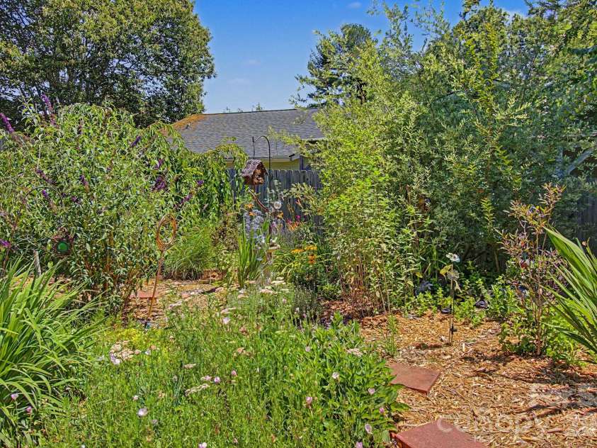 102 Wicklow Drive, Asheville, NC 28806.  MLS# CAR4394225, YatesRealty ID 32508. 