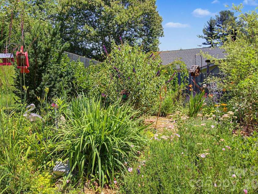102 Wicklow Drive, Asheville, NC 28806.  MLS# CAR4394225, YatesRealty ID 32508. 