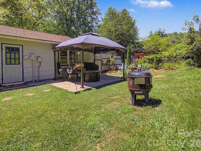 102 Wicklow Drive, Asheville, NC 28806.  MLS# CAR4394225, YatesRealty ID 32508. 