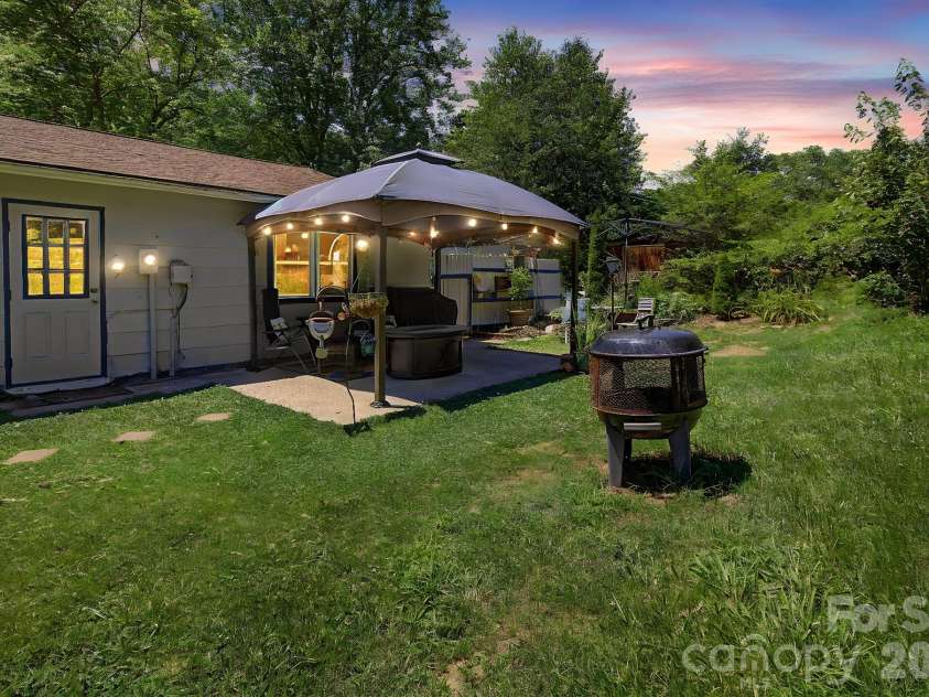 102 Wicklow Drive, Asheville, NC 28806.  MLS# CAR4394225, YatesRealty ID 32508. 