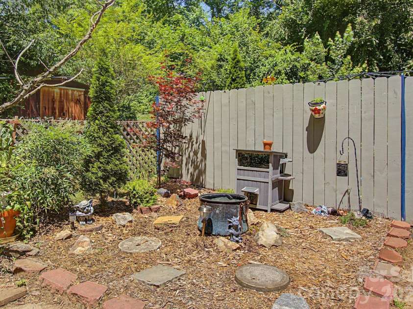 102 Wicklow Drive, Asheville, NC 28806.  MLS# CAR4394225, YatesRealty ID 32508. 