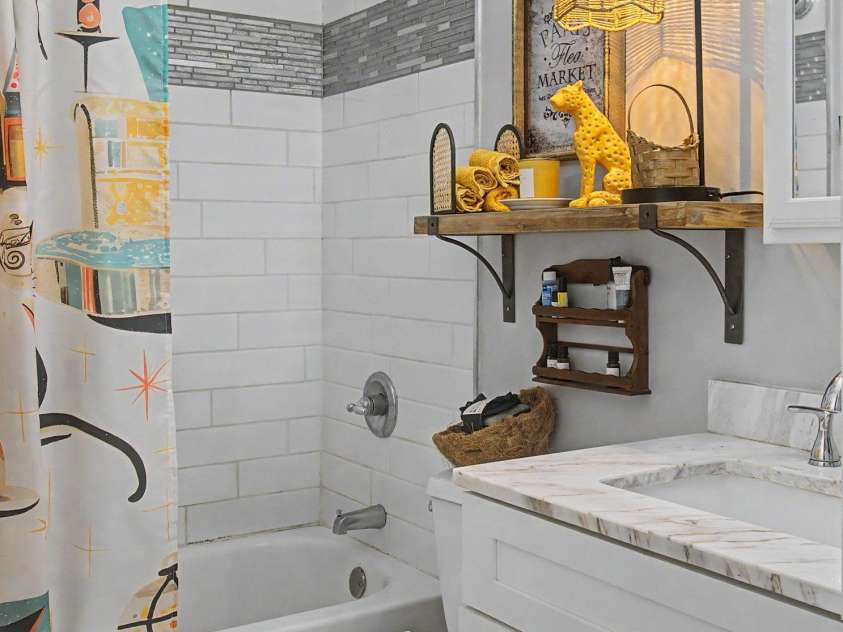 102 Wicklow Drive, Asheville, NC 28806.  MLS# CAR4394225, YatesRealty ID 32508. Full Bath in Hallway