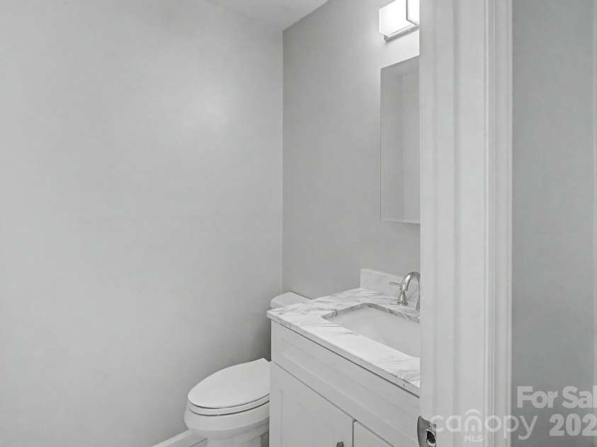 102 Wicklow Drive, Asheville, NC 28806.  MLS# CAR4394225, YatesRealty ID 32508. Half Bath en suite