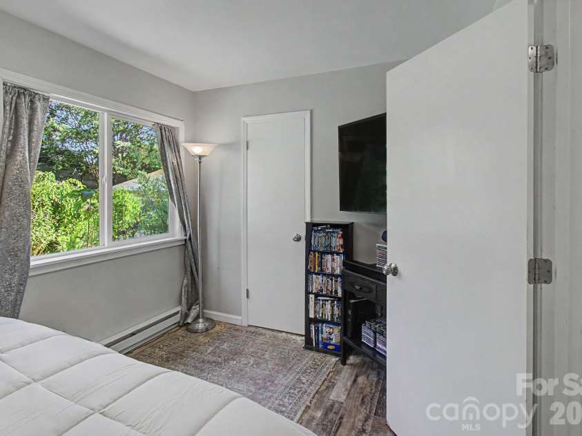 102 Wicklow Drive, Asheville, NC 28806.  MLS# CAR4394225, YatesRealty ID 32508. Primary Bedroom