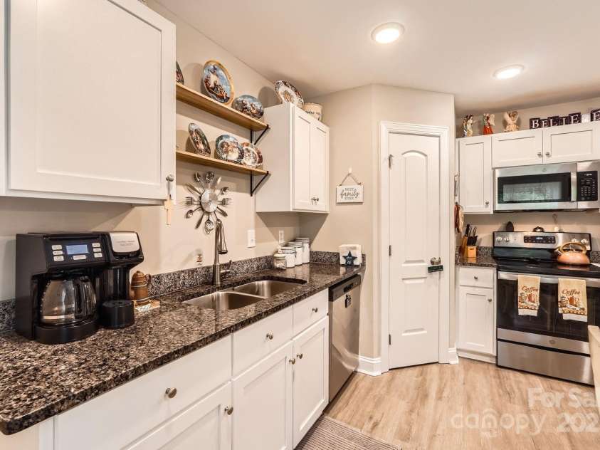 105 17th Street, Salisbury, NC 28144.  MLS# CAR4258886, YatesRealty ID 32511. Kitchen