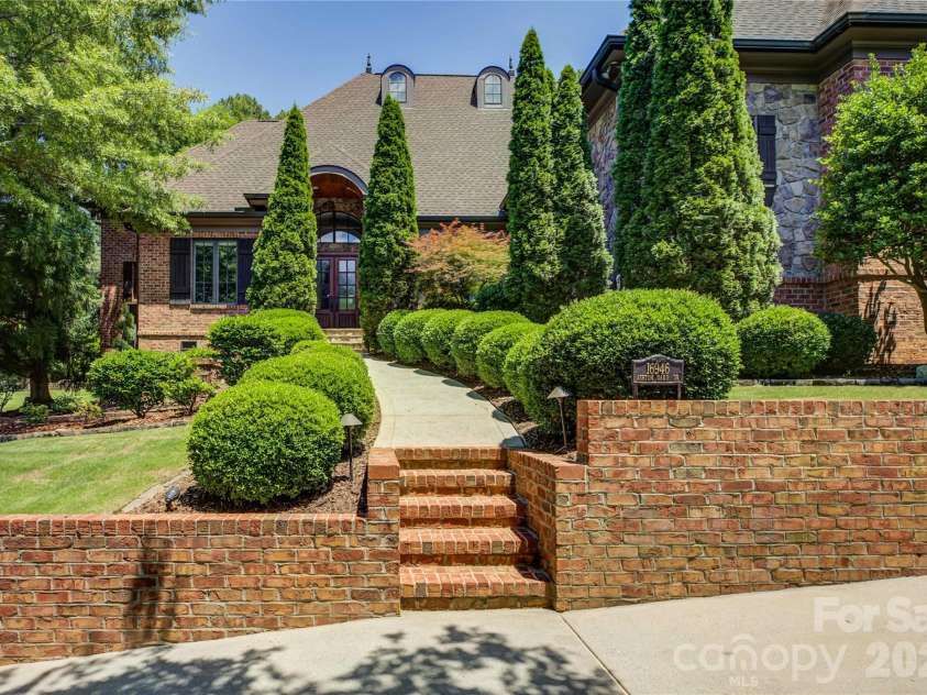 16946 Ashton Oaks Drive, Charlotte, NC 28278.  MLS# CAR4387940, YatesRealty ID 32511. 