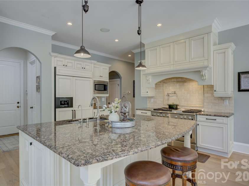 16946 Ashton Oaks Drive, Charlotte, NC 28278.  MLS# CAR4387940, YatesRealty ID 32511. 