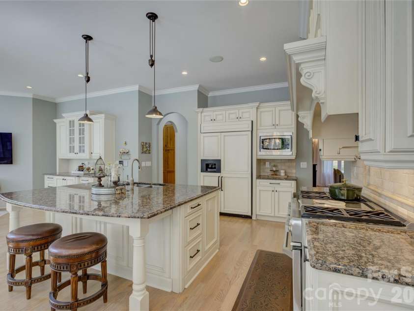 16946 Ashton Oaks Drive, Charlotte, NC 28278.  MLS# CAR4387940, YatesRealty ID 32511. 