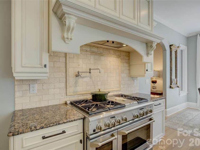 16946 Ashton Oaks Drive, Charlotte, NC 28278.  MLS# CAR4387940, YatesRealty ID 32511. 