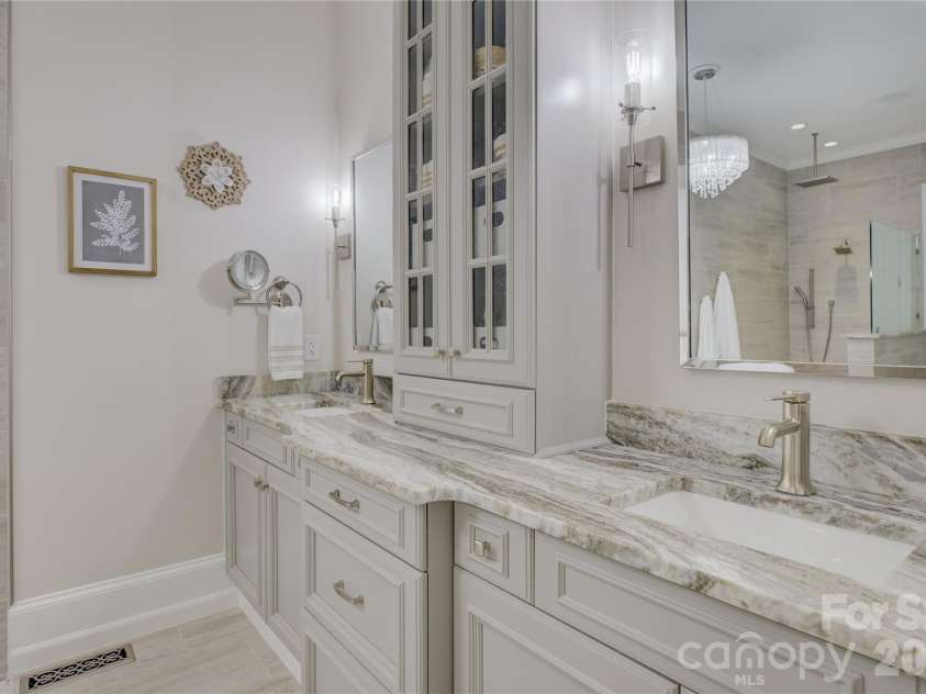 16946 Ashton Oaks Drive, Charlotte, NC 28278.  MLS# CAR4387940, YatesRealty ID 32511. 