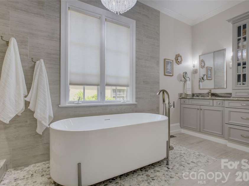 16946 Ashton Oaks Drive, Charlotte, NC 28278.  MLS# CAR4387940, YatesRealty ID 32511. 