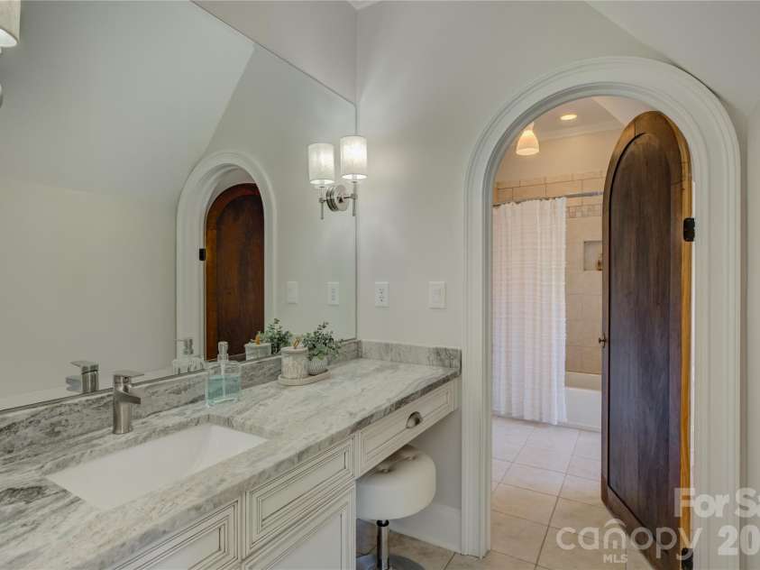16946 Ashton Oaks Drive, Charlotte, NC 28278.  MLS# CAR4387940, YatesRealty ID 32511. 