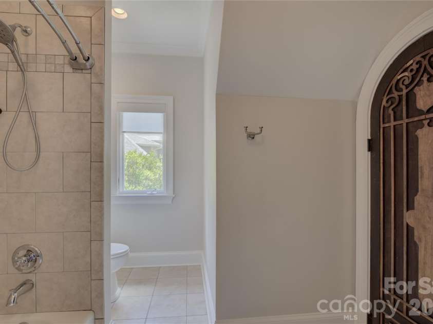 16946 Ashton Oaks Drive, Charlotte, NC 28278.  MLS# CAR4387940, YatesRealty ID 32511. 