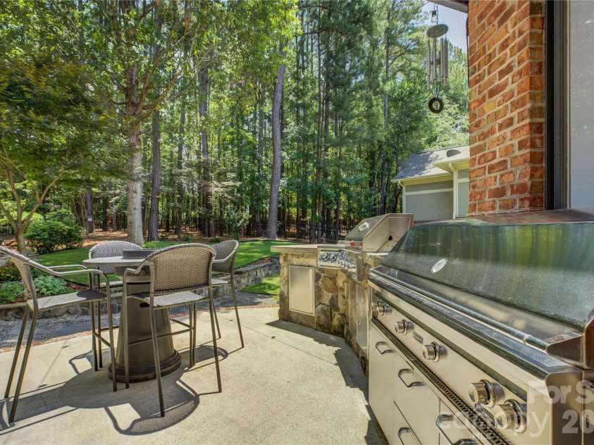 16946 Ashton Oaks Drive, Charlotte, NC 28278.  MLS# CAR4387940, YatesRealty ID 32511. 