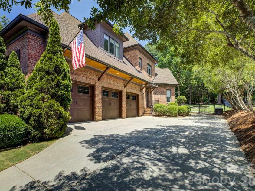16946 Ashton Oaks Drive, Charlotte, NC 28278.  MLS# CAR4387940, YatesRealty ID 32511. 