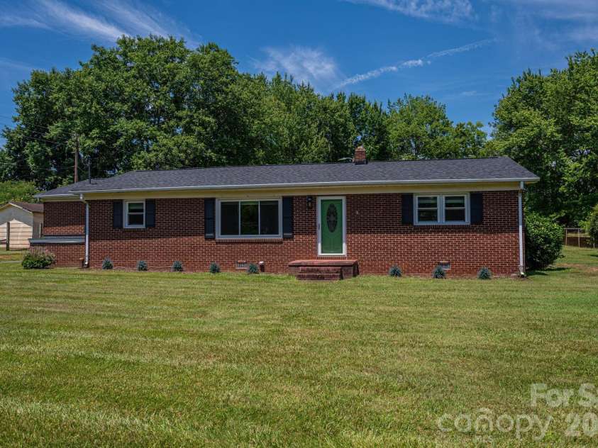 203 Park Road, Mount Holly, NC 28120.  MLS# CAR4393694, YatesRealty ID 32512. 