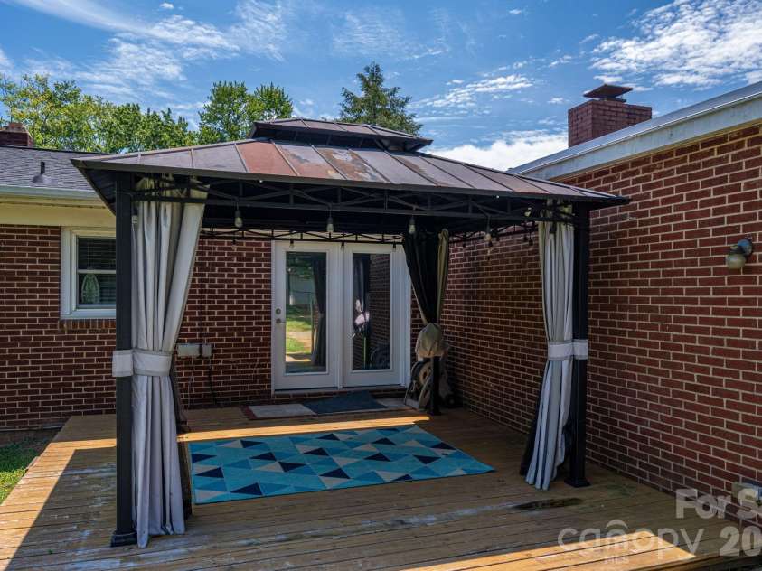 203 Park Road, Mount Holly, NC 28120.  MLS# CAR4393694, YatesRealty ID 32512. 