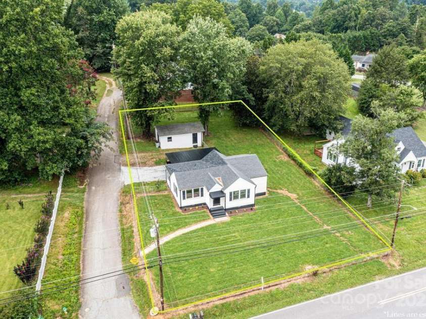 1105 Wildwood Road, Lenoir, NC 28645.  MLS# CAR4289350, YatesRealty ID 32514. 