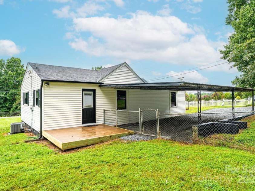 1105 Wildwood Road, Lenoir, NC 28645.  MLS# CAR4289350, YatesRealty ID 32514. 