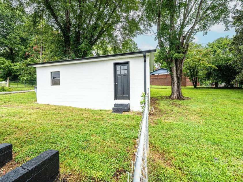 1105 Wildwood Road, Lenoir, NC 28645.  MLS# CAR4289350, YatesRealty ID 32514. 