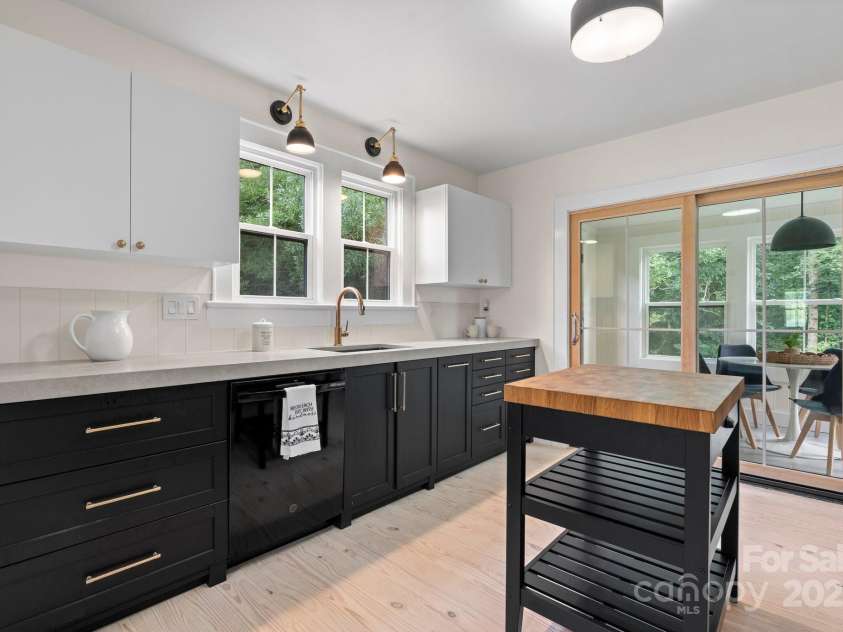 2704 Kool Park Road, Hickory, NC 28601.  MLS# CAR4276844, YatesRealty ID 32516. 